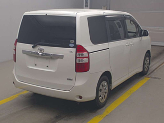 TOYOTA NOAH 2011