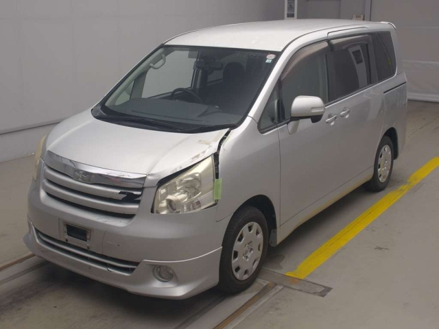 TOYOTA NOAH 2010