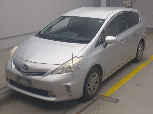 TOYOTA PRIUS ALPHA 2013