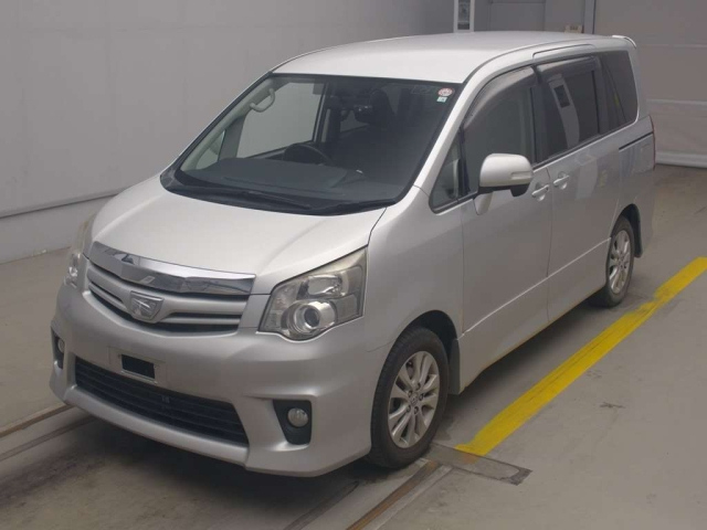 TOYOTA NOAH 2010