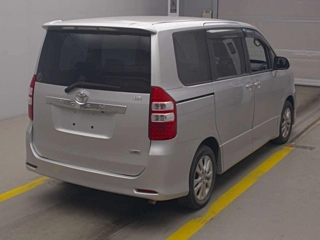 TOYOTA NOAH 2010