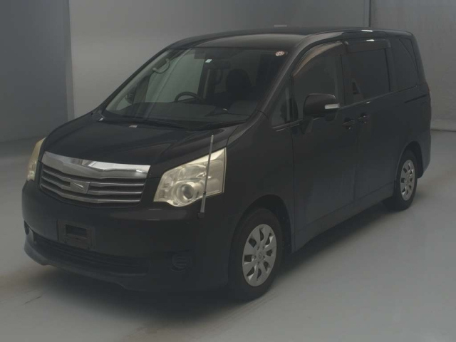TOYOTA NOAH 2010