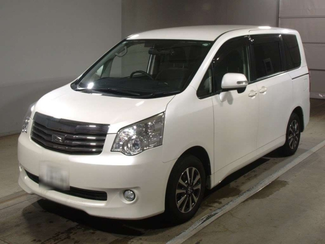 TOYOTA NOAH 2013
