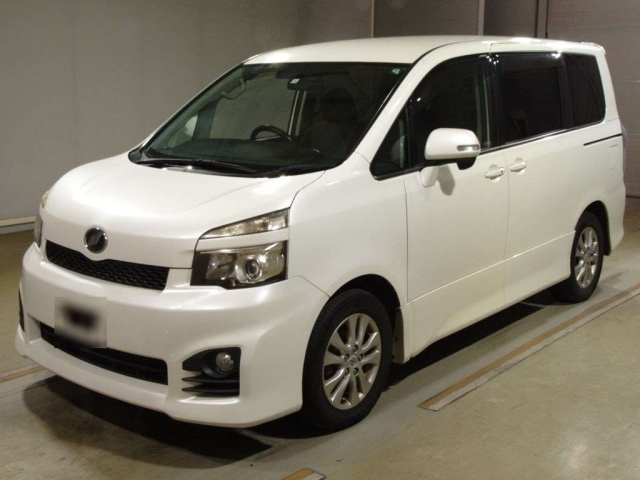 TOYOTA VOXY 2010