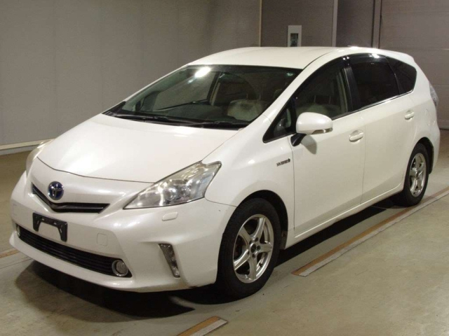 TOYOTA PRIUS ALPHA 2011