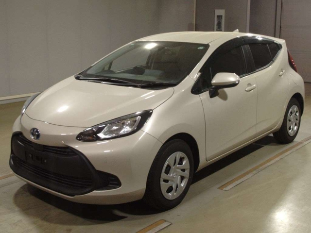 TOYOTA AQUA 2024