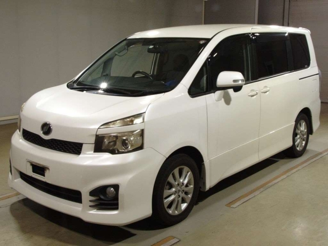 TOYOTA VOXY 2010