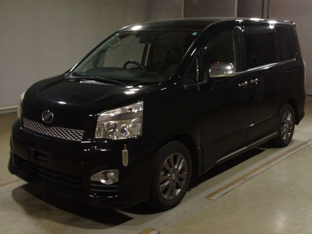 TOYOTA VOXY 2013