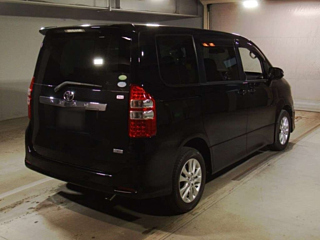 TOYOTA NOAH 2013