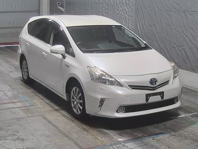 TOYOTA PRIUS ALPHA 2013
