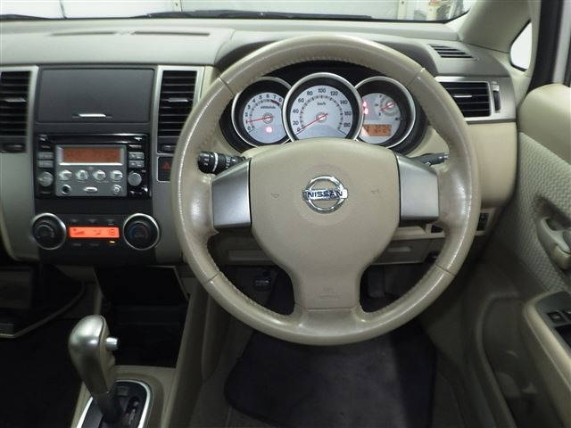 NISSAN TIIDA 2010