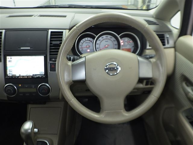 NISSAN TIIDA 2010