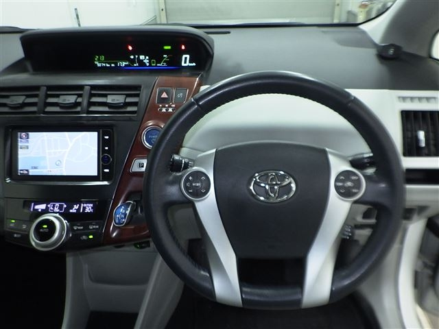 TOYOTA PRIUS ALPHA 2012