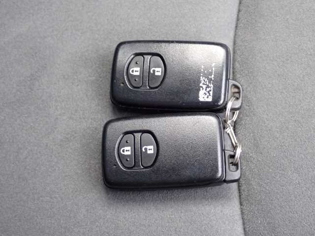 TOYOTA PRIUS ALPHA 2013