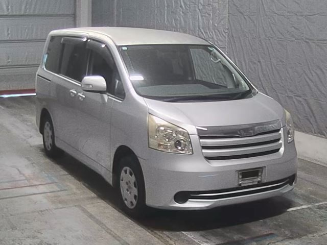 TOYOTA NOAH 2008