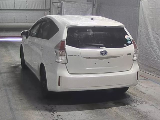 TOYOTA PRIUS ALPHA 2015