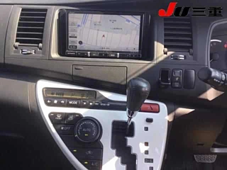 TOYOTA ISIS 2011