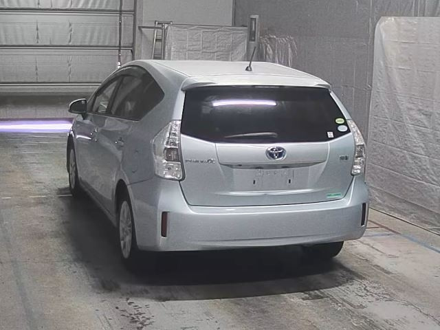 TOYOTA PRIUS ALPHA 2013