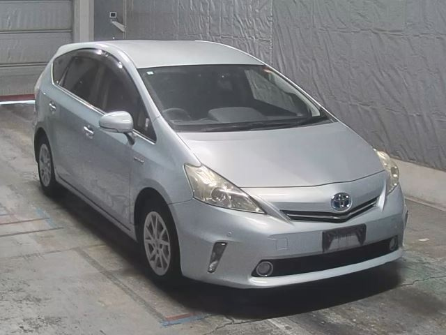 TOYOTA PRIUS ALPHA 2013