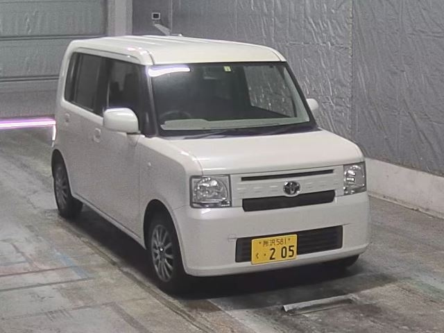 TOYOTA PIXIS SPACE 2016