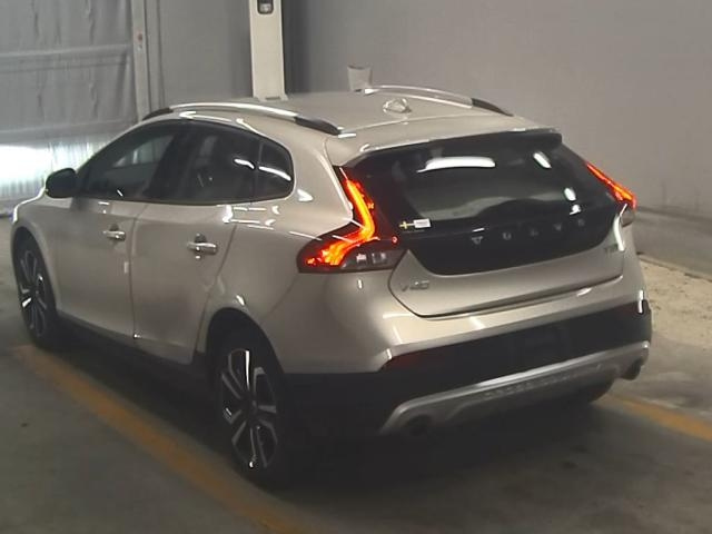 VOLVO V40 2020