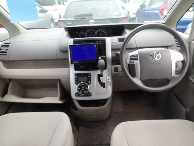 TOYOTA NOAH 2012
