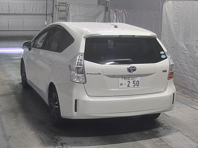 TOYOTA PRIUS ALPHA 2013