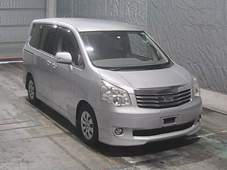 TOYOTA NOAH 2011