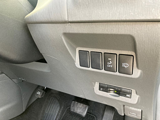 TOYOTA PRIUS ALPHA 2011