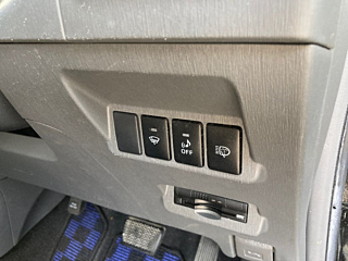 TOYOTA PRIUS ALPHA 2012