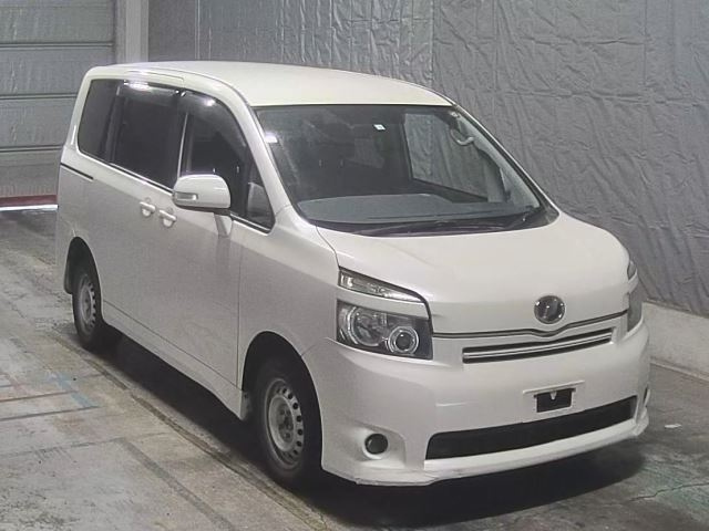TOYOTA VOXY 2010