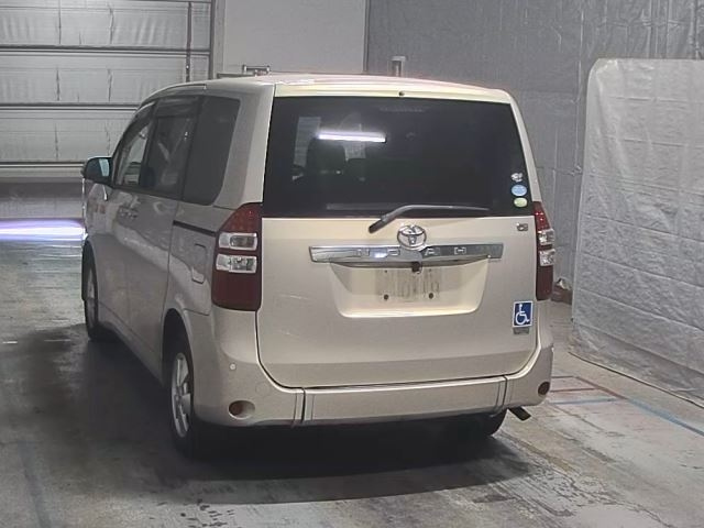 TOYOTA NOAH 2012