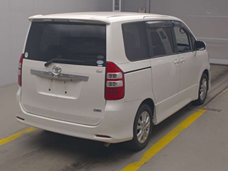 TOYOTA NOAH 2011