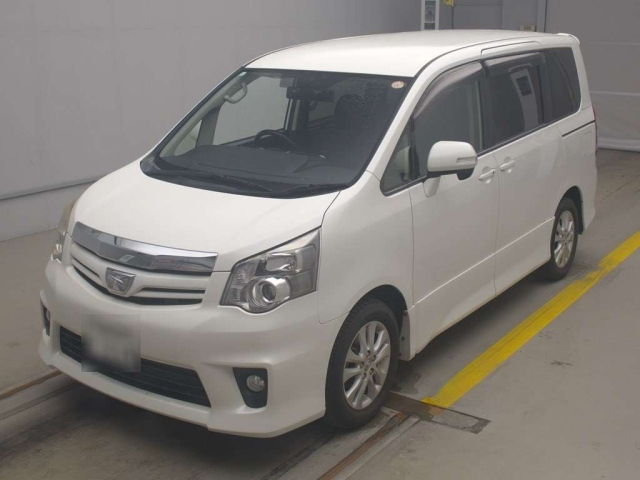 TOYOTA NOAH 2013