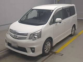 TOYOTA NOAH 2013