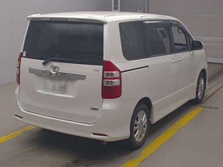 TOYOTA NOAH 2013