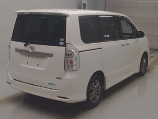 TOYOTA VOXY 2011