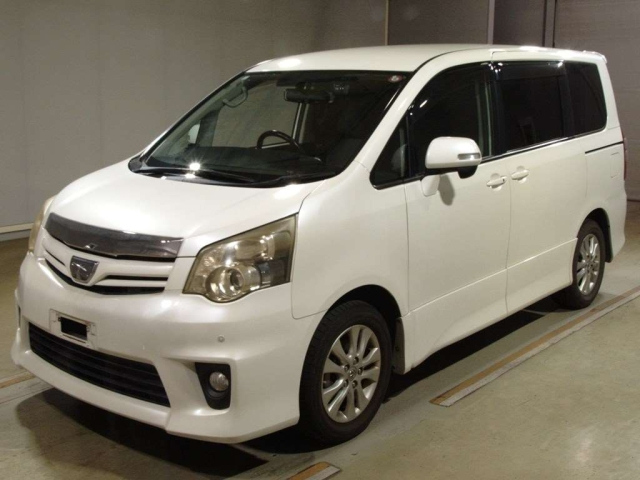 TOYOTA NOAH 2010