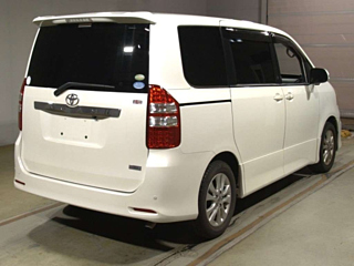 TOYOTA NOAH 2010