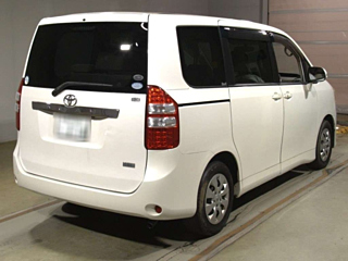 TOYOTA NOAH 2010