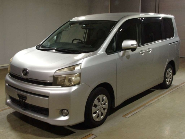 TOYOTA VOXY 2010