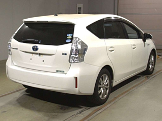 TOYOTA PRIUS ALPHA 2011