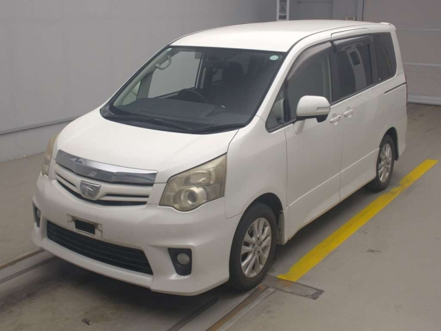 TOYOTA NOAH 2010