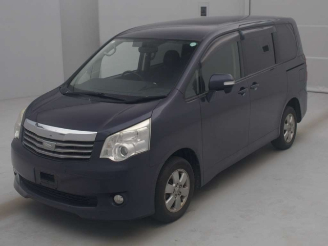 TOYOTA NOAH 2010