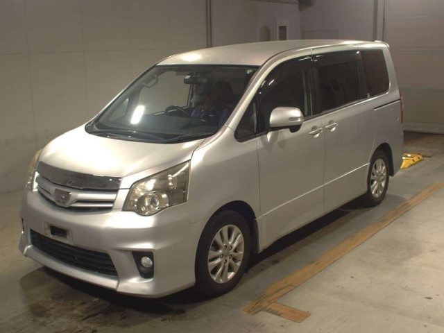 TOYOTA NOAH 2010