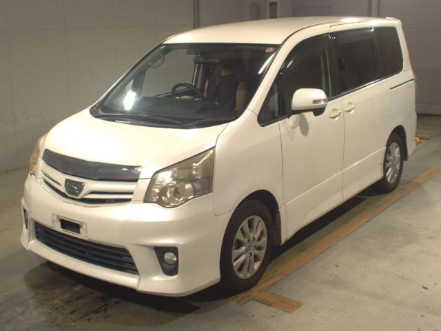 TOYOTA NOAH 2010