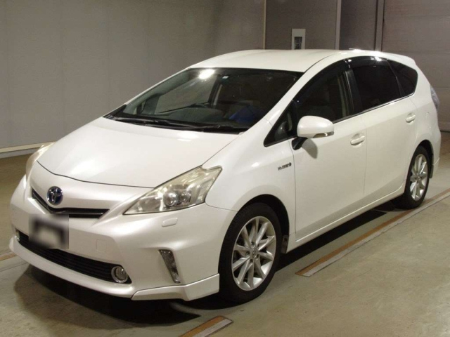 TOYOTA PRIUS ALPHA 2013