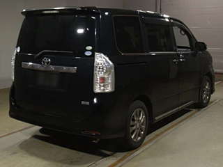 TOYOTA VOXY 2011