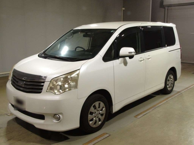 TOYOTA NOAH 2013