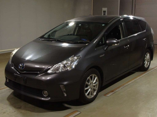 TOYOTA PRIUS ALPHA 2014